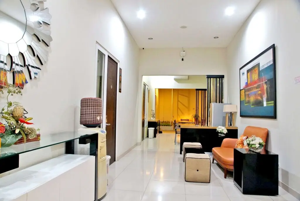 Сурабая: RedDoorz near Plaza Marina