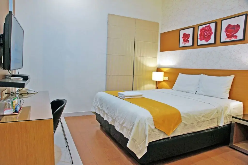 Сурабая: RedDoorz near Plaza Marina