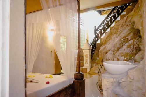 Букит Лаванг: Jungle Inn