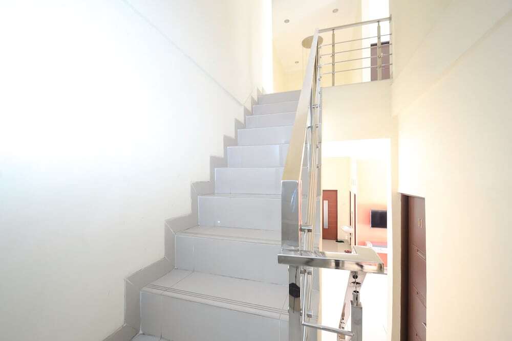 Сурабая: Airy Syariah Gayungan Gayungsari Barat 76 Surabaya