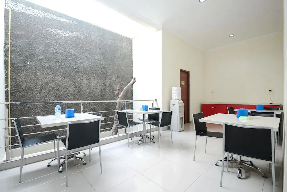 Сурабая: Airy Syariah Gayungan Gayungsari Barat 76 Surabaya