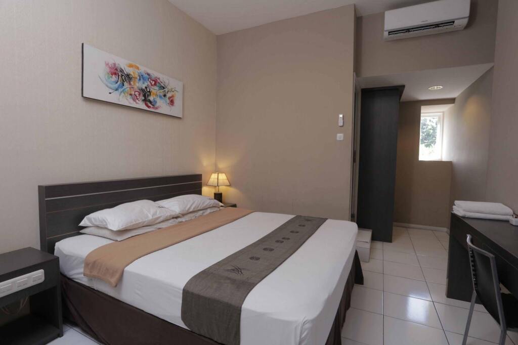 Кута: RedDoorz @ Sunset Point Seminyak