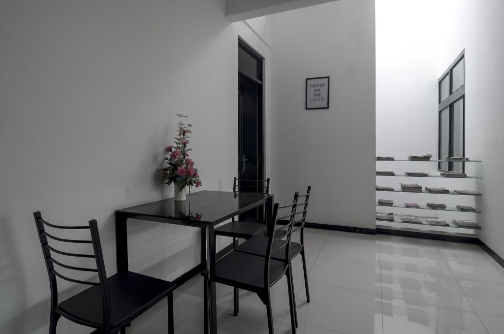 RedDoorz near Poncol Station — фото 1