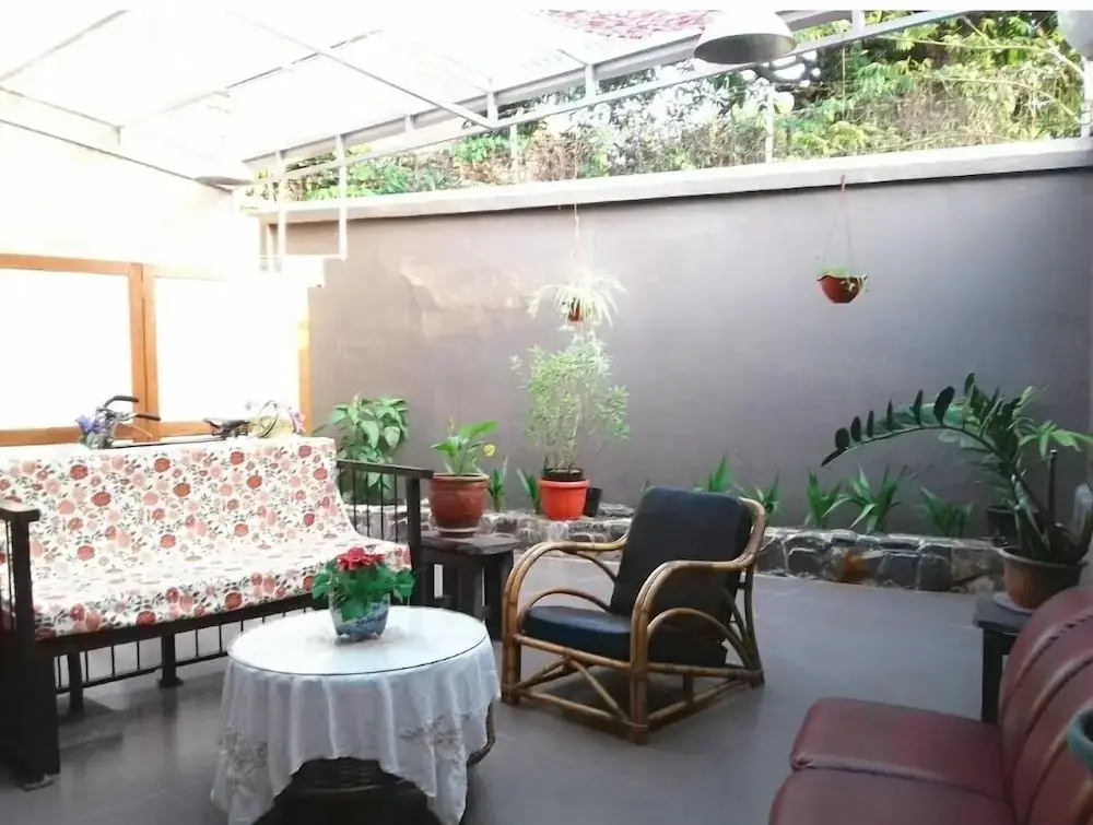 Бандунг: De Riau Cottage by HouseinBandung