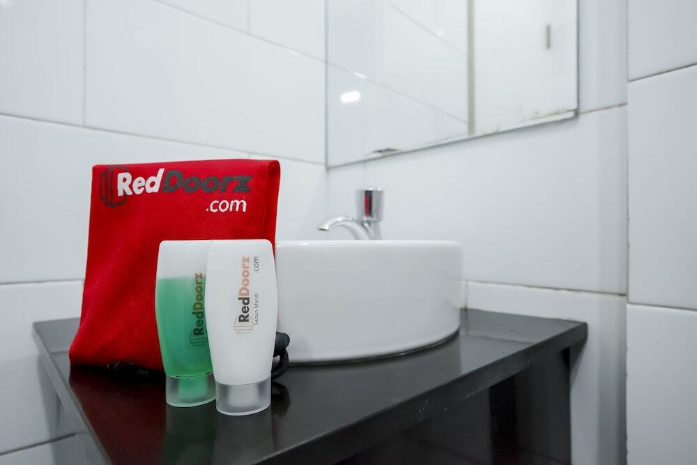 Сурабая: Reddoorz @ Raya Gubeng