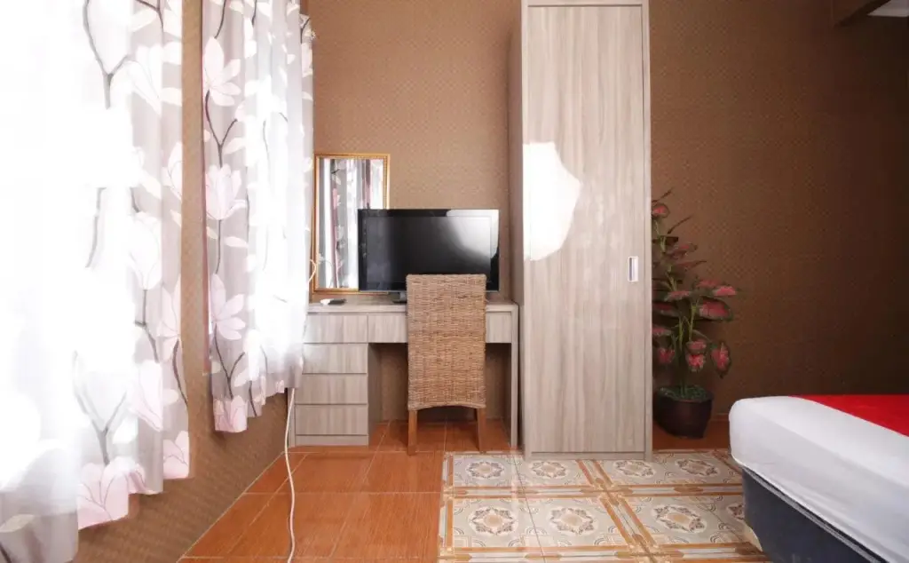 Джакарта: RedDoorz Near Exit Toll Joglo