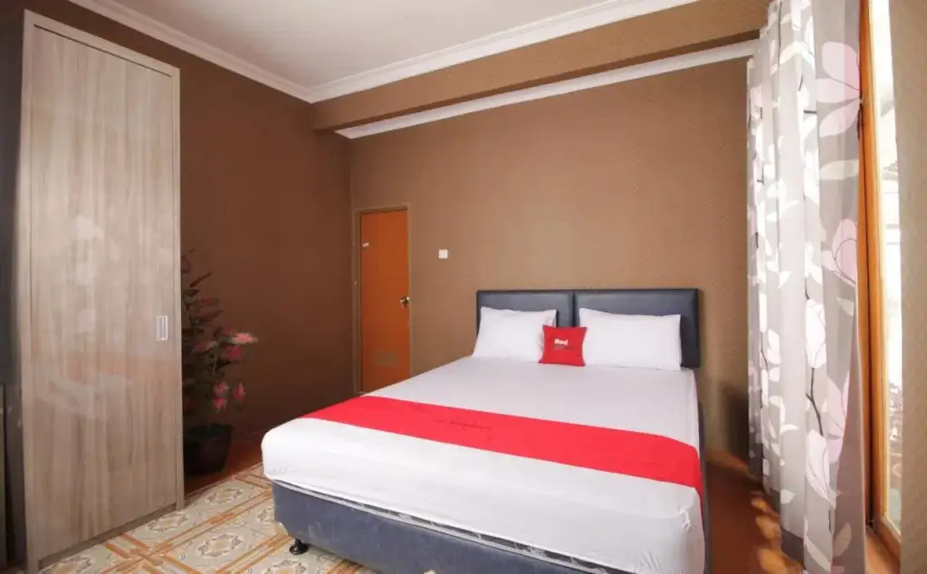 Джакарта: RedDoorz Near Exit Toll Joglo