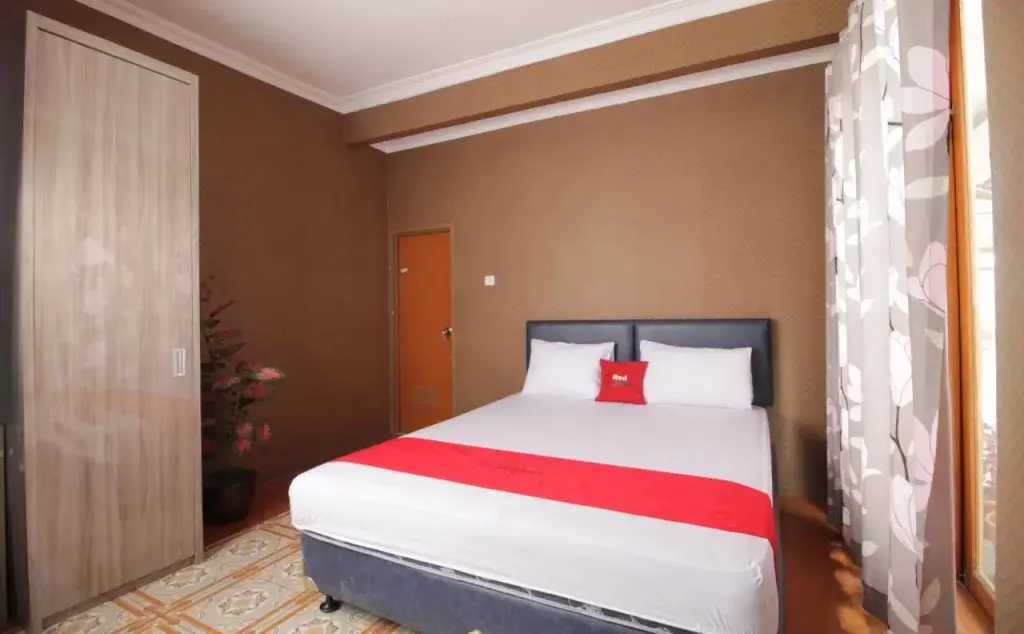 Джакарта: RedDoorz Near Exit Toll Joglo