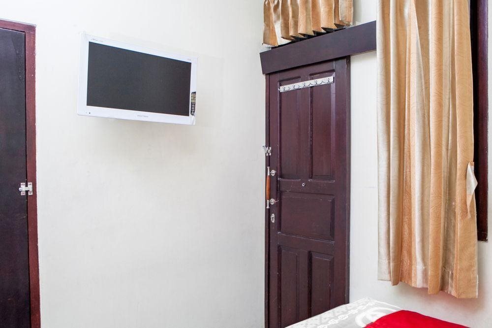 Бандунг: Hotel Salon Fora & Longhill Cafe Fora