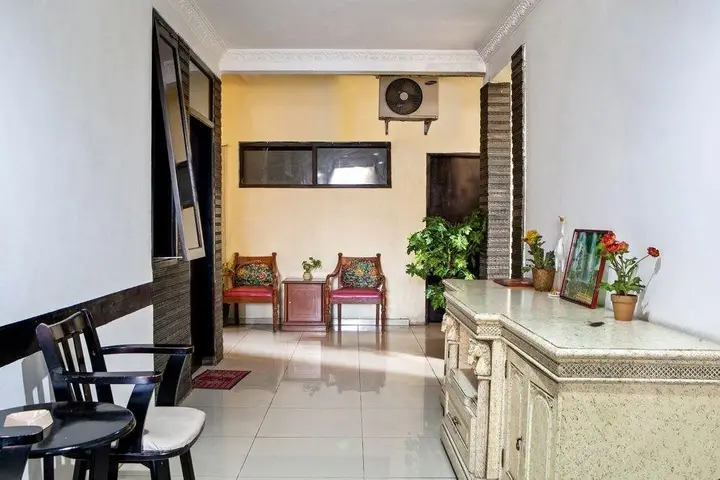 Бандунг: Hotel Salon Fora & Longhill Cafe Fora