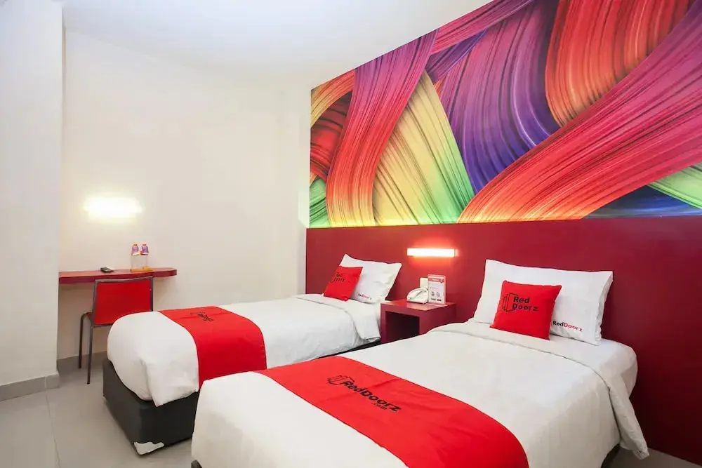 Маланг: RedDoorz near Hawaii Water Park
