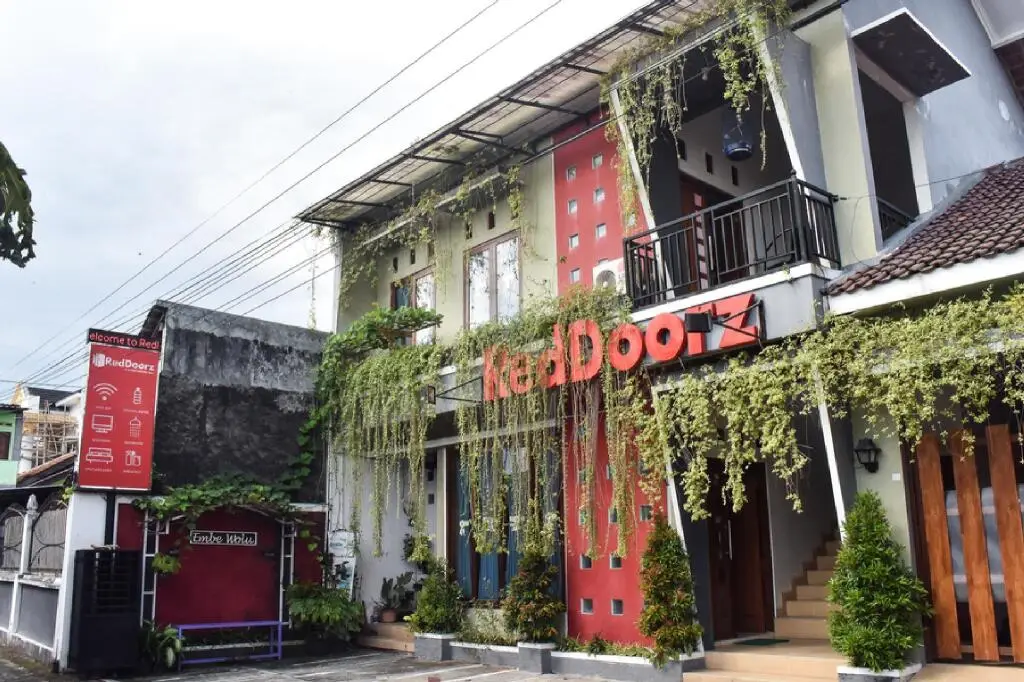 Депок: RedDoorz Plus near Hartono Mall