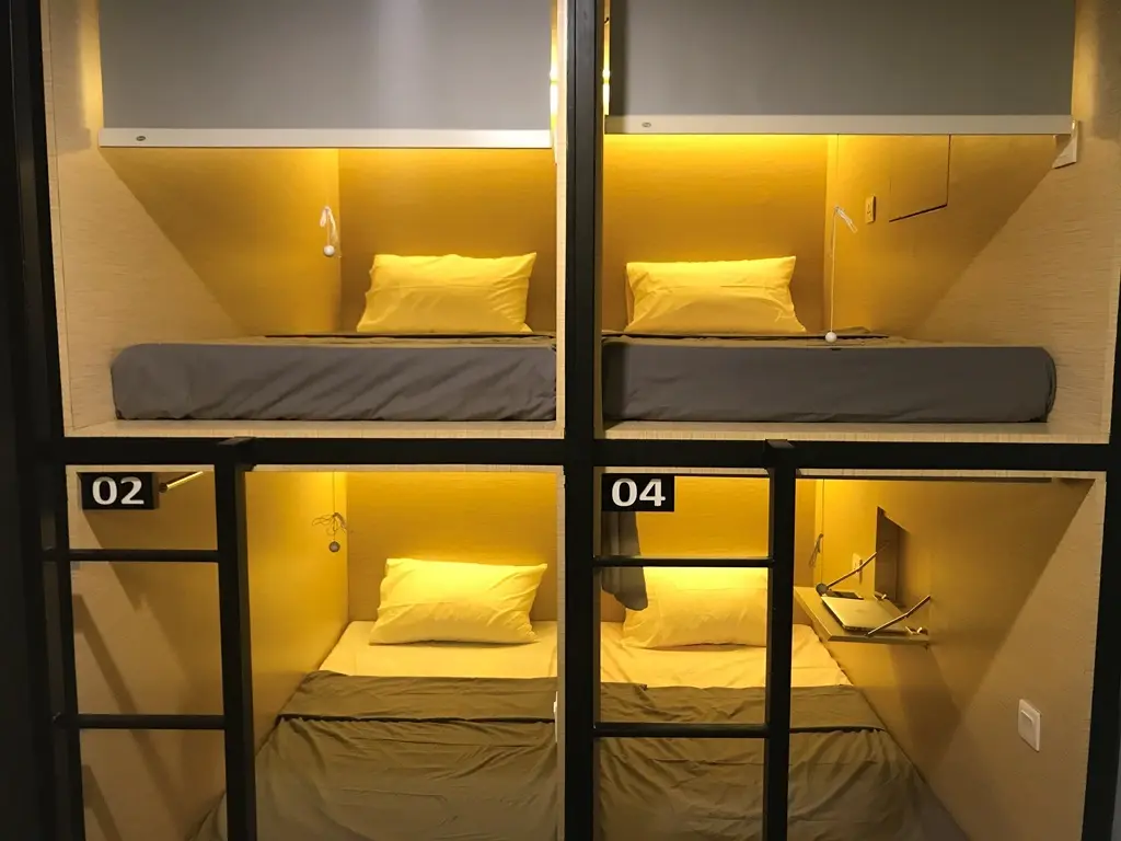 Джембер: InnBox Capsule Hotel