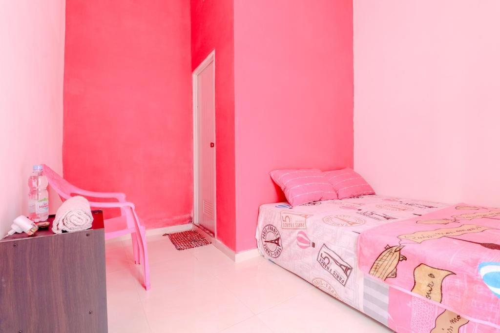 Бату: Pinky Guest House Kota Batu