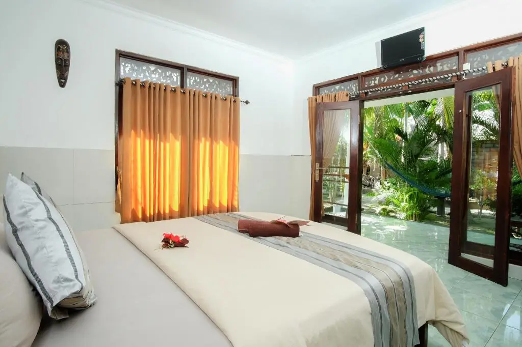 Гили Траванган: Warna Beach Hotel