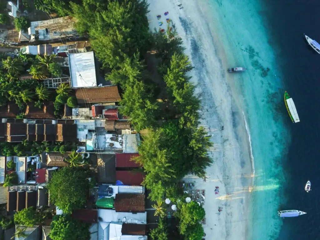 Гили Траванган: Warna Beach Hotel