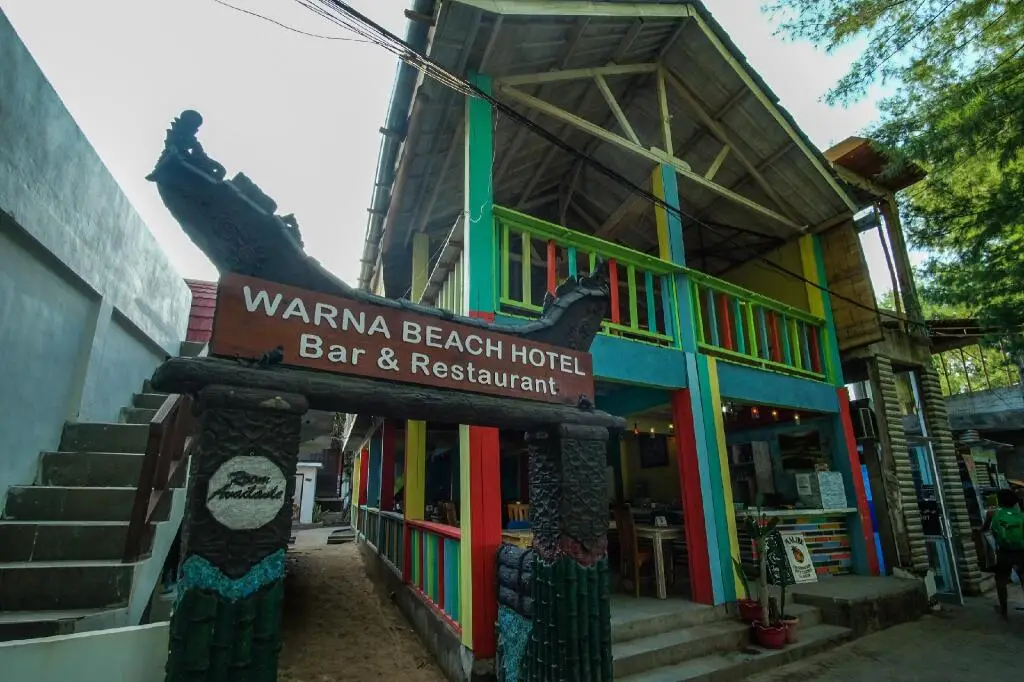Гили Траванган: Warna Beach Hotel