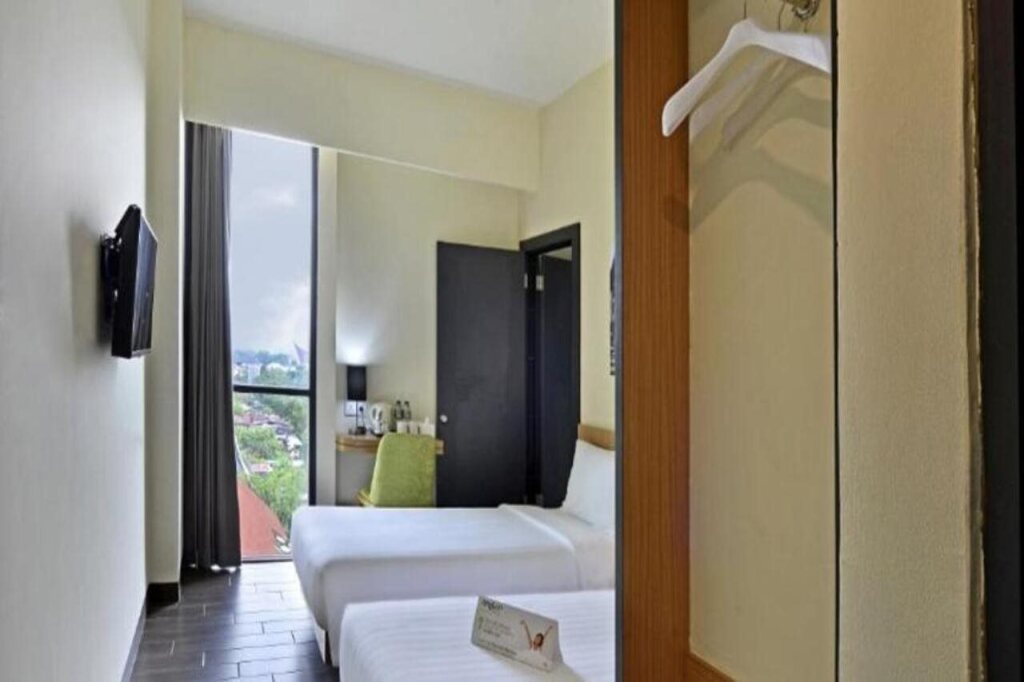 Whiz Prime Hotel Khatib Sulaiman Padang — фото 1