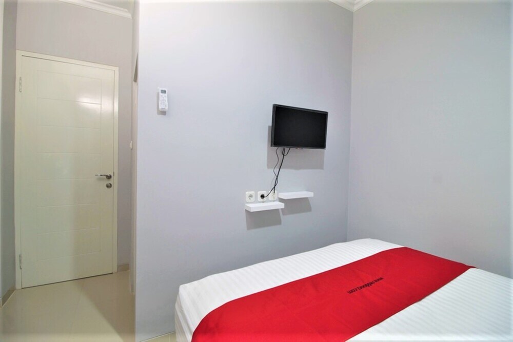 Джакарта: RedDoorz @ Meruya Selatan