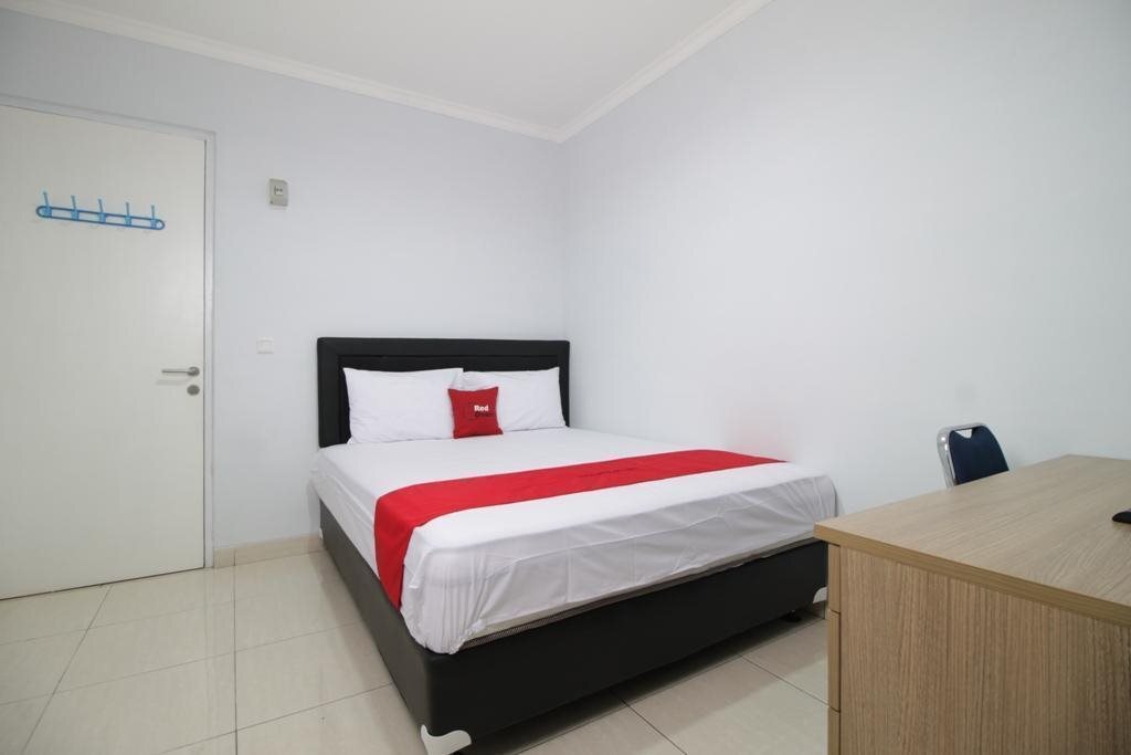 Куруг: RedDoorz near Lippo Village 3