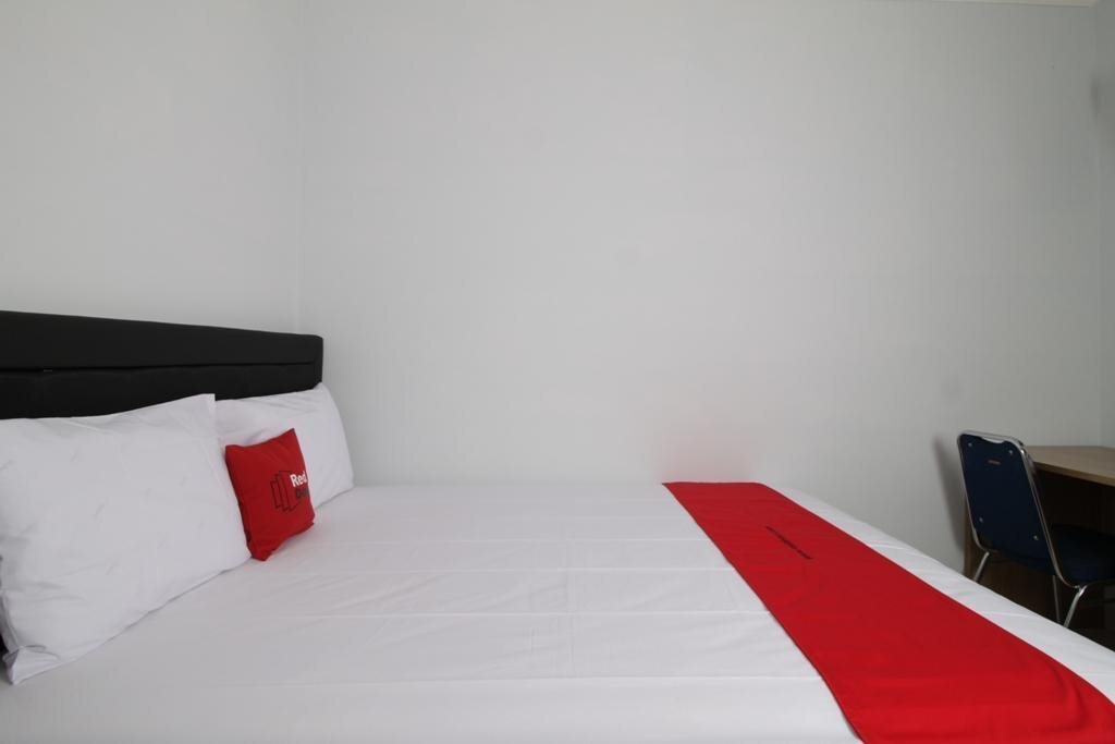 Куруг: RedDoorz near Lippo Village 3