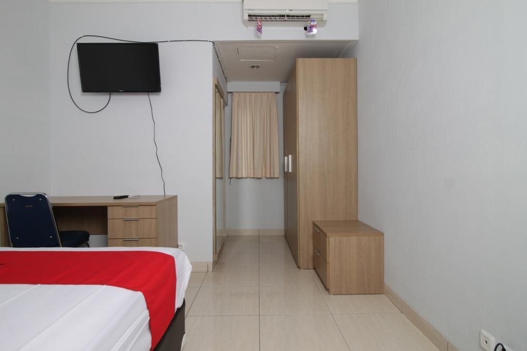 RedDoorz near Lippo Village 3 — фото 1