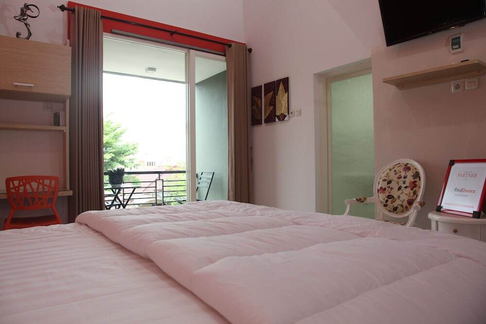 Сурабая: RedDoorz near Plaza Marina 2