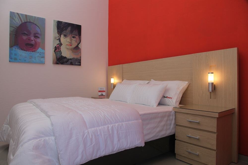Сурабая: RedDoorz near Plaza Marina 2