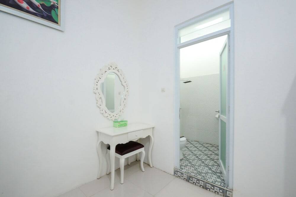Сурабая: Airy Eco Syariah UNESA Ketintang Madya 151 Surabaya