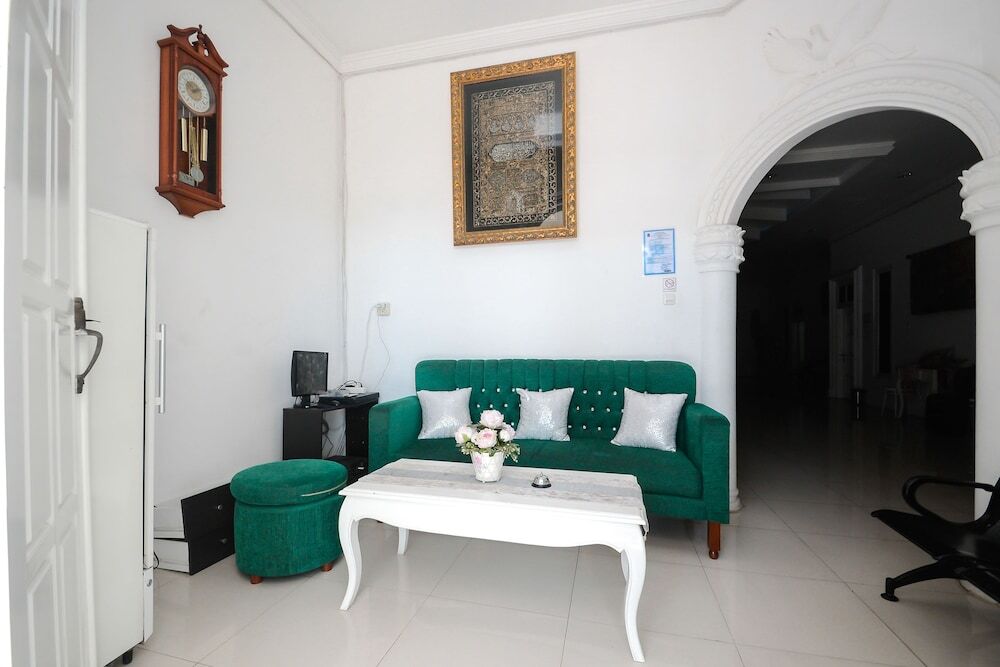 Сурабая: Airy Eco Syariah UNESA Ketintang Madya 151 Surabaya