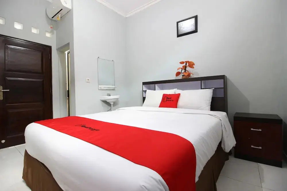 Батуретно: RedDoorz near STPN Jogja
