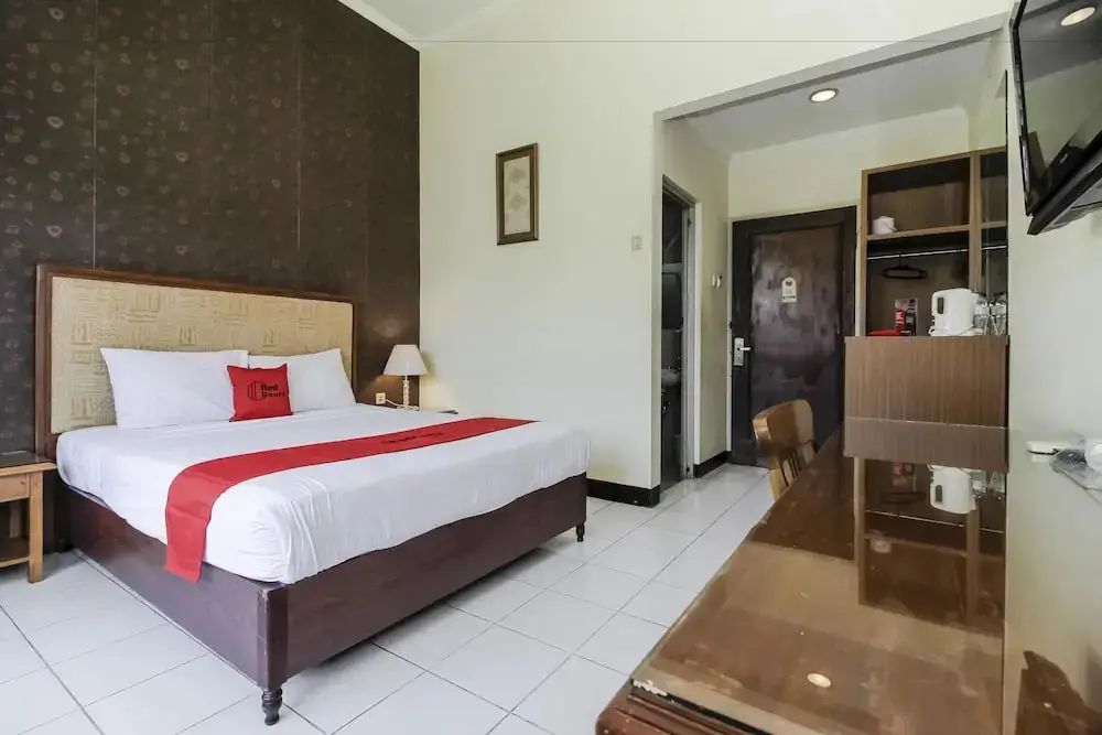 Чиребон: RedDoorz Plus near Grage City Mall