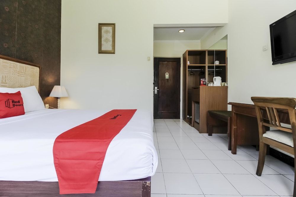 Чиребон: RedDoorz Plus near Grage City Mall