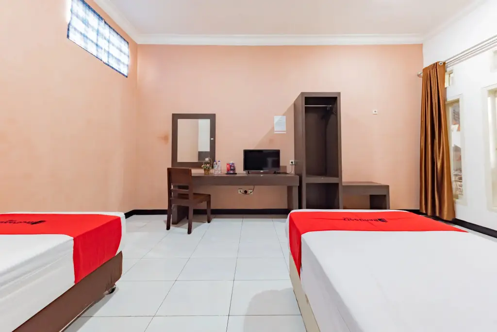 Чиребон: RedDoorz Near Kejaksan Station Cirebon