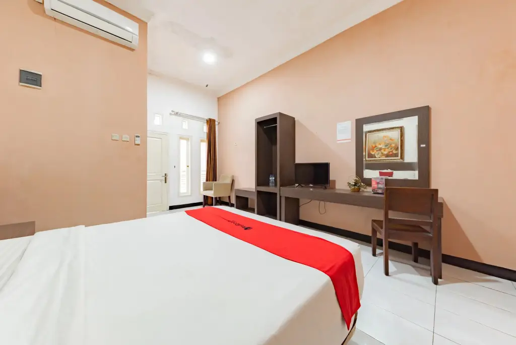 Чиребон: RedDoorz Near Kejaksan Station Cirebon