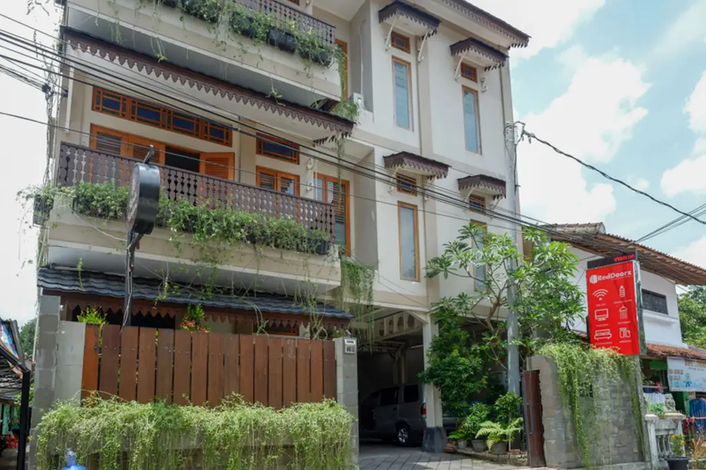 RedDoorz Plus near Hartono Mall 2 — фото 1