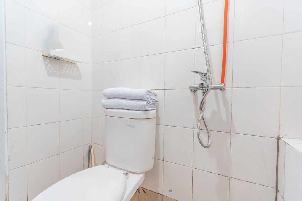 Джакарта: Oyo 129 Bassura City Apartment