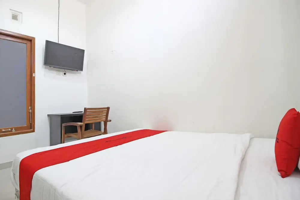 Суракарта: RedDoorz near RS Moewardi