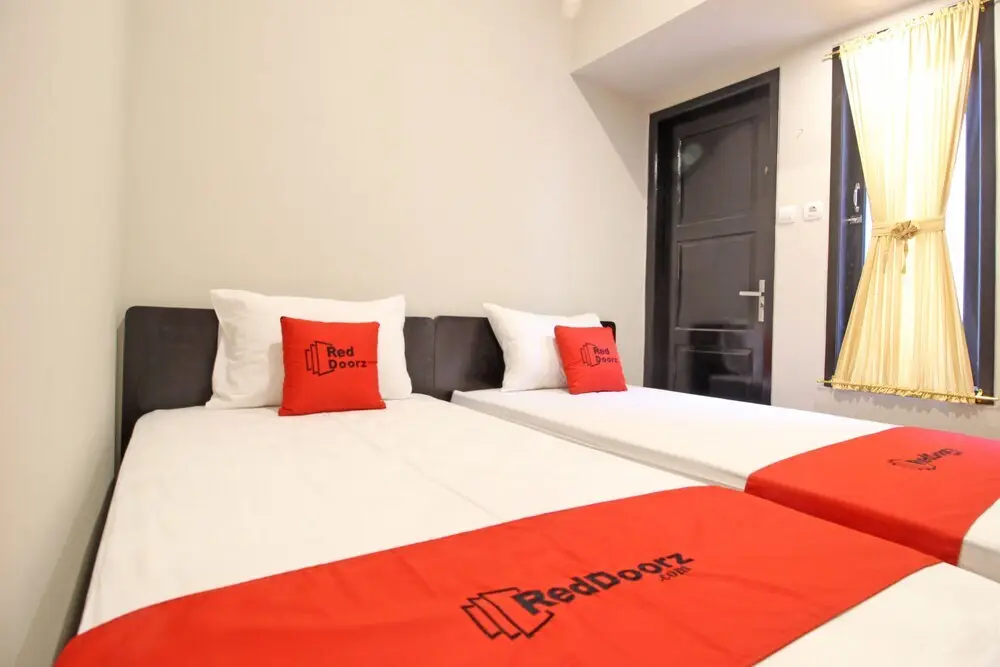 Караганьяр: RedDoorz near De Tjolomadoe