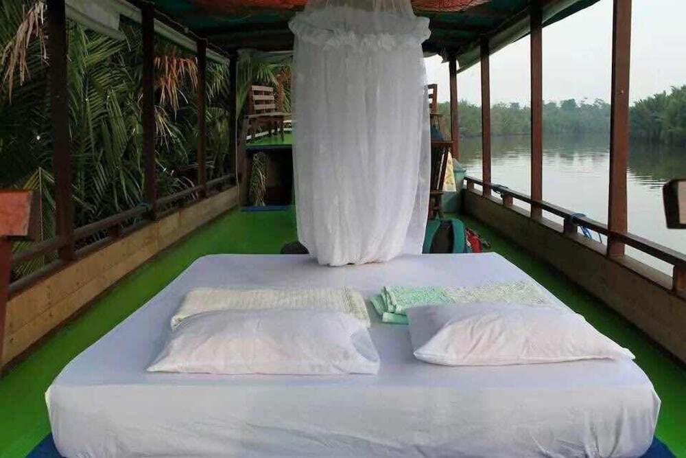 Кумаи Хилир: Houseboat Bee Kelotok