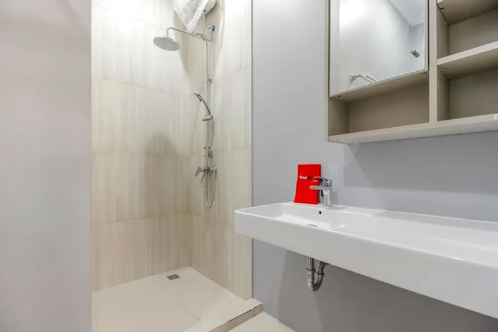 Джакарта: RedDoorz Plus @ Kwitang 2