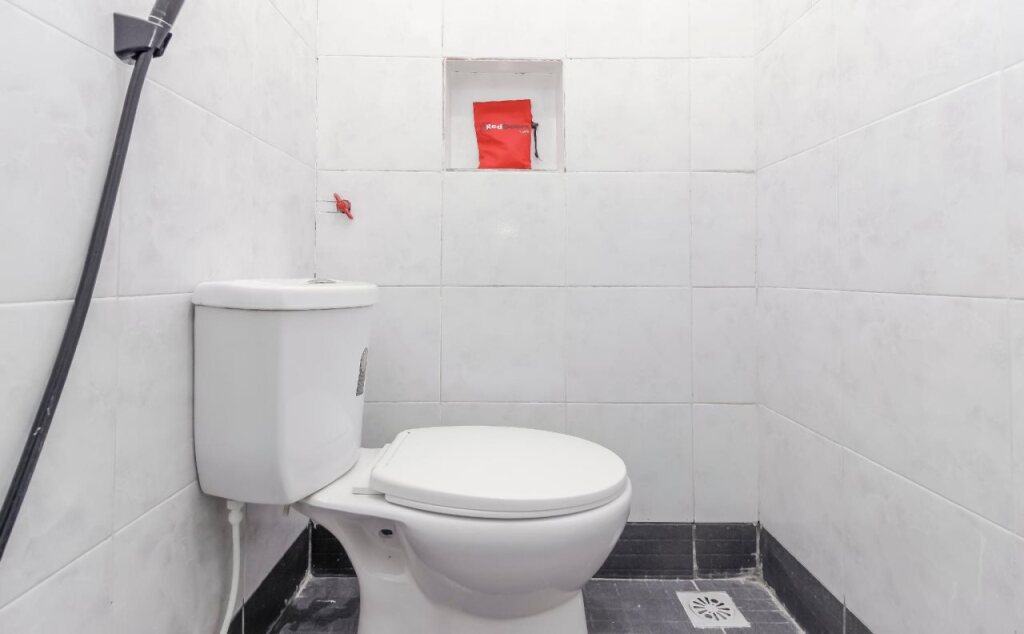 Депок: RedDoorz near Margo City