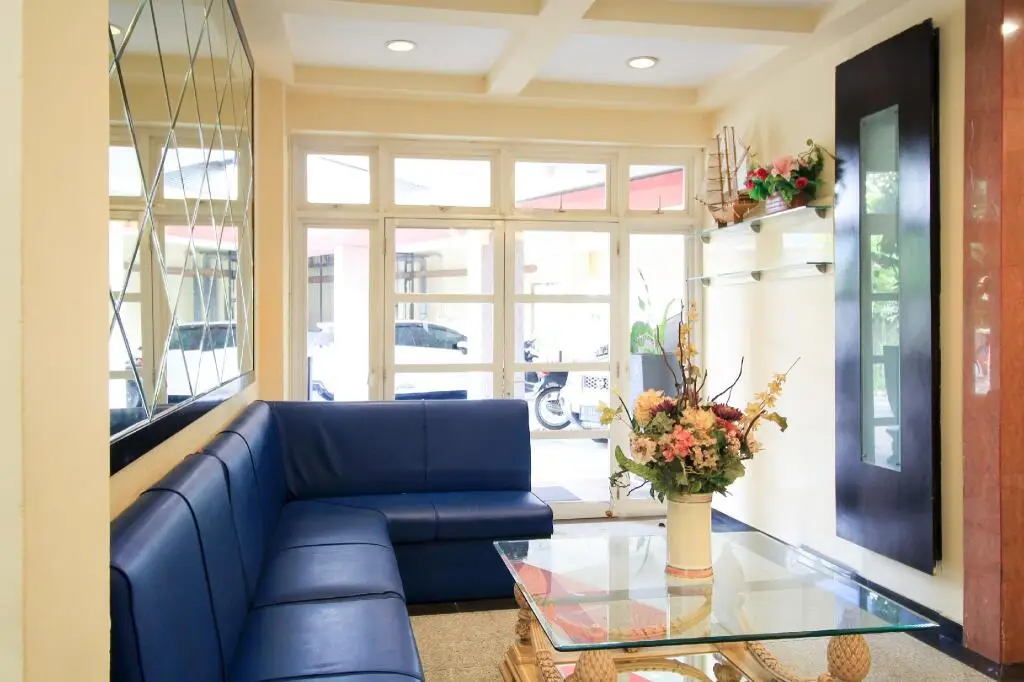 Сурабая: Super OYO Capital O 175 K-60 Residence