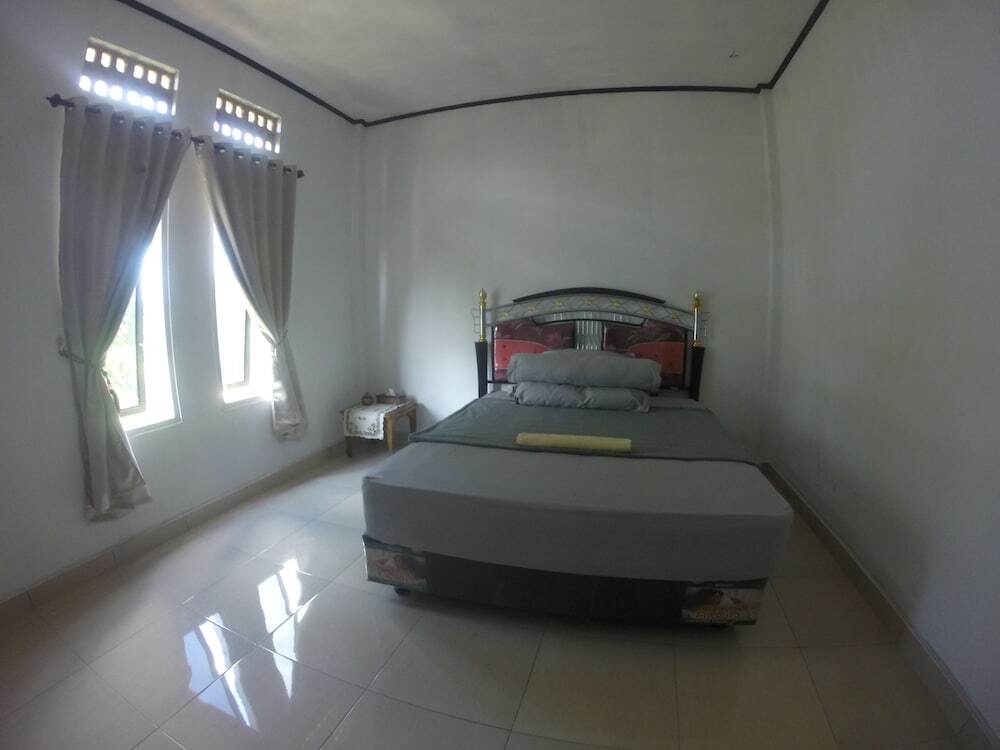Патипелонг: Artha Homestay Tomia