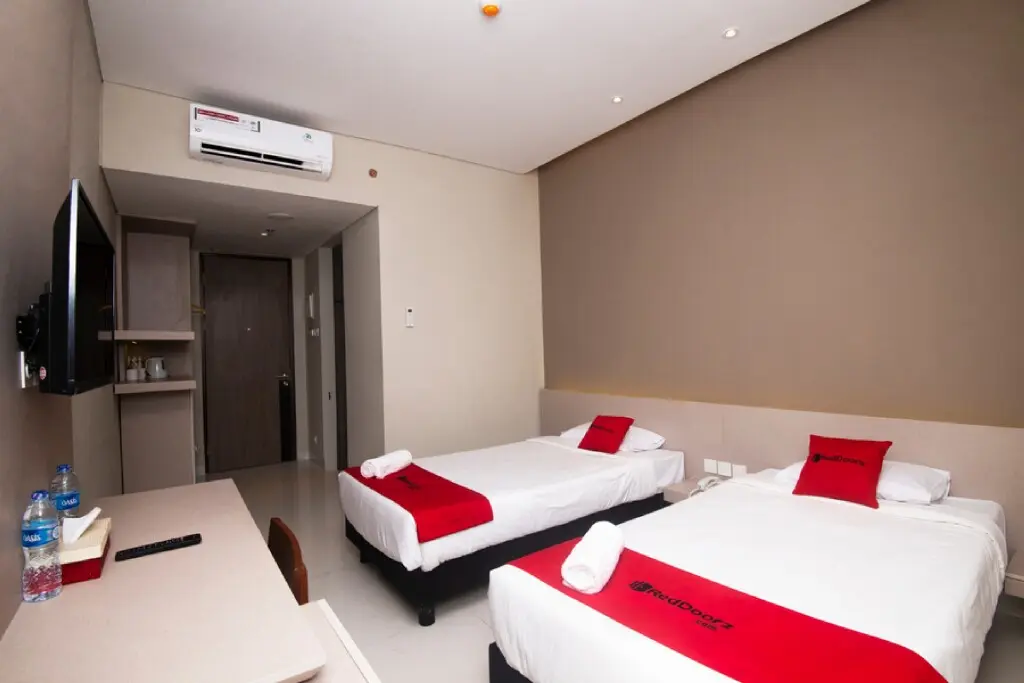 Джакарта: RedDoorz Plus @ Jakarta International Equestrian Park