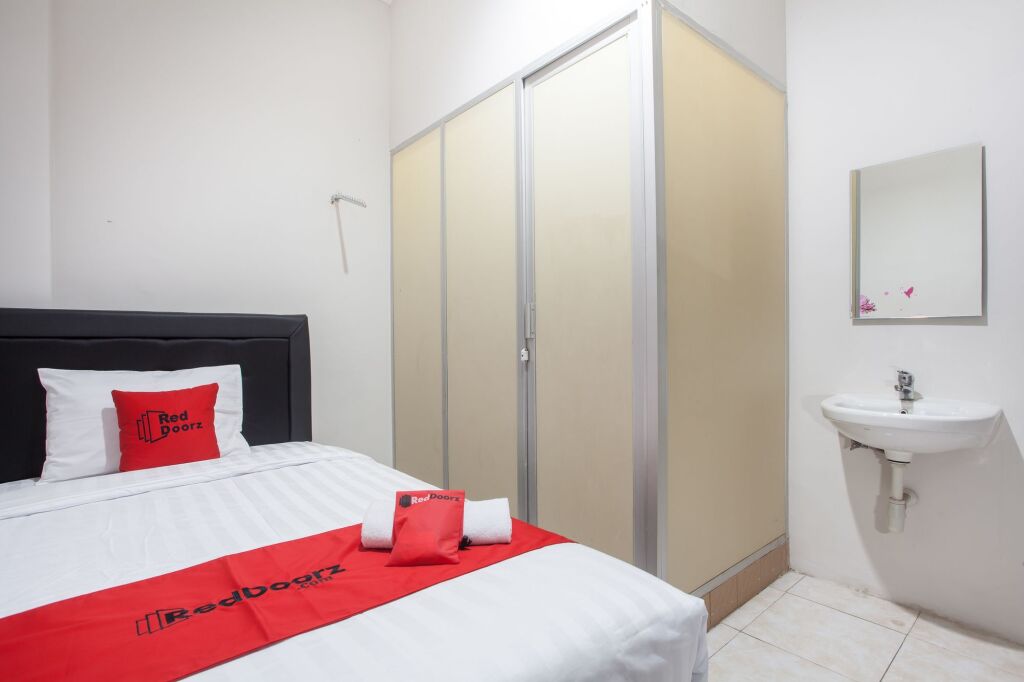 Сурабая: RedDoorz near Taman Flora