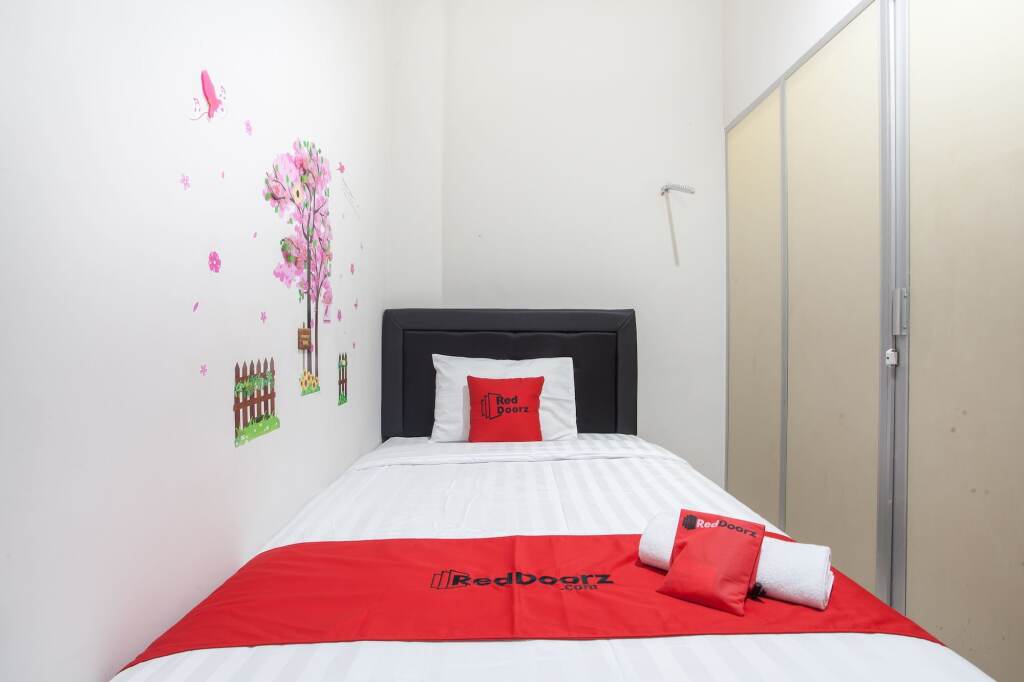 Сурабая: RedDoorz near Taman Flora
