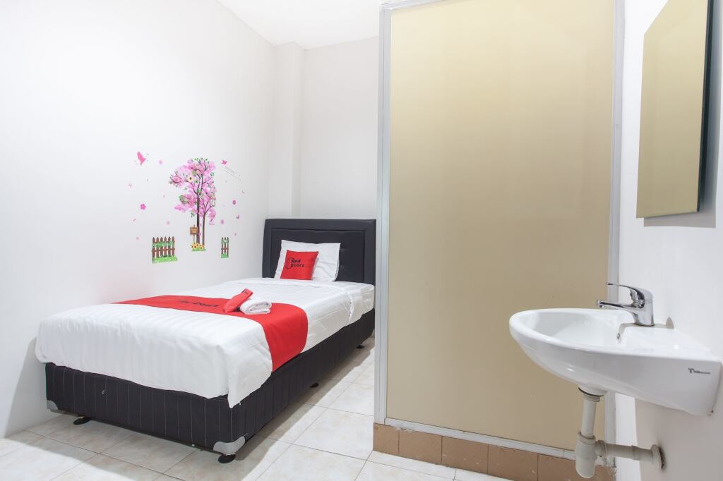 Сурабая: RedDoorz near Taman Flora