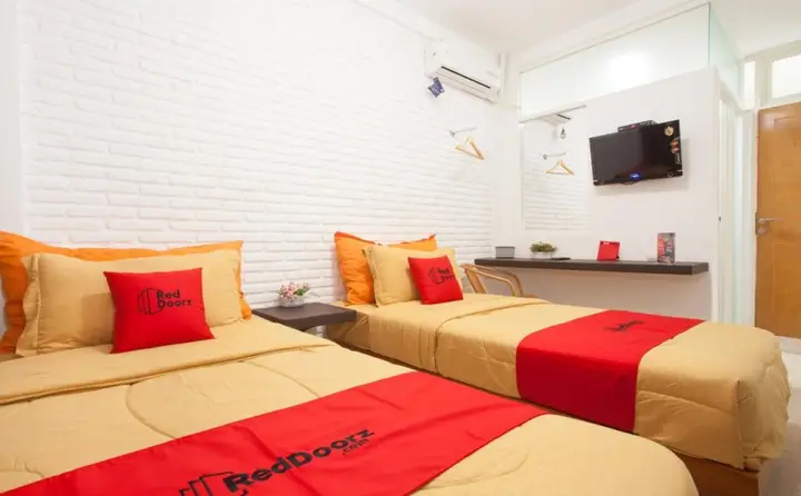 Бату: RedDoorz near Dino Park
