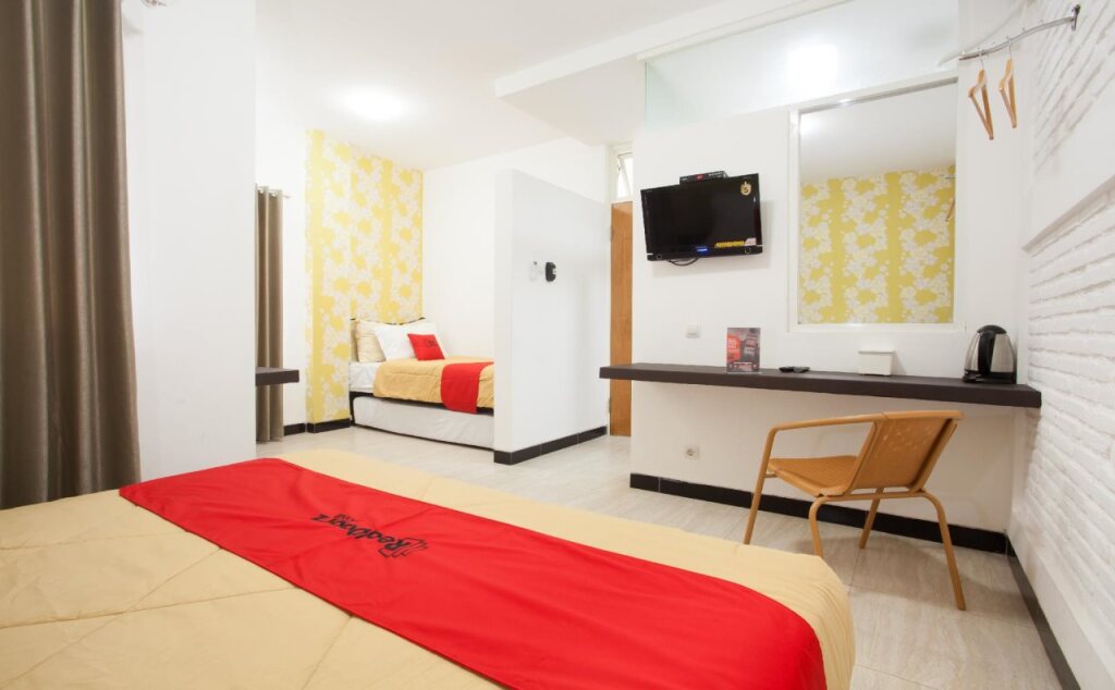 Бату: RedDoorz near Dino Park